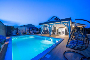 Villa Beauty with heated pool and jacuzzi